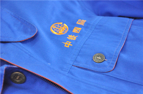 克柔丝服装工厂共享丨合伙人签订了中铁四局定制工作服