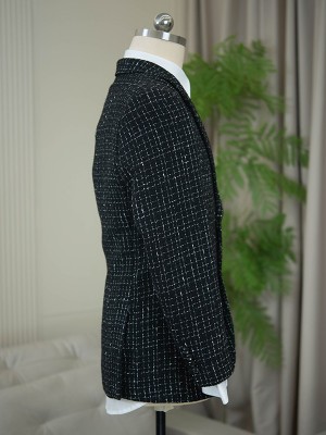 西装与职业装看似相似，实则在场景、设计、功能上有明显区别。武汉克柔丝职业装西装、西服定制公司解析两者差异，助您选对服装。 一、应用场景：定位不同功能 西装：聚焦商务场合（谈判、会议、社交），强调正式感与个人形象； 职业装：覆盖全场景（办公、生产、服务），需兼顾行业功能性（如制造业耐磨、医疗行业抗菌）。 二、设计理念：美学 vs 实用 西装设计：注重剪裁美学（如腰线、肩线、袖型），追求修身挺括，如克柔丝为律师定制的戗驳领西装，凸显权威感； 职业装设计：强调实用细节（如工具口袋、反光条、透气孔），如为物流行业定制的反光条西装外套，保障夜间安全。 三、面料选择：质感 vs 功能 西装面料：优选羊毛、羊绒等天然纤维，注重光泽度与垂坠感，如 100 支高支羊毛面料； 职业装面料：侧重功能性（耐磨、防静电、抗菌），如 3M 抗撕裂面料、银离子抗菌面料。 四、选购建议：按需选择 商务高频场景：优先定制西装，提升个人专业形象； 多岗位需求：职业装更适配，如前台选西装款职业装，后厨选功能型工装； 企业定制：建议 “核心岗位西装化，执行岗位功能化”，如销售团队穿西装式职业装，生产团队穿耐磨工装。 武汉克柔丝提供西装与职业装定制双方案，满足不同场景需求。选择克柔丝，专业团队为您规划着装策略，让每一套服装都物尽其用，提升企业形象与员工效率。