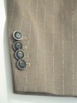 初次定制职业装，难免有诸多疑问。武汉克柔丝职业装西装、西服定制公司，整理常见问题，助您理清思路，做出明智选择。 一、定制流程篇 解答定制周期、小批量订单支持等问题，说明克柔丝的高效流程，消除企业对时间与起订量的顾虑。 二、面料选择篇 指导如何根据行业特性选择面料，强调克柔丝面料的安全认证与功能性，帮助企业做出科学决策。 三、售后维护篇 说明尺寸修改、质量问题处理等售后政策，展现克柔丝的贴心服务，增强企业信任度。 四、设计细节篇 解答 LOGO 植入、特殊体型定制等问题，突出克柔丝的个性化能力，满足企业多样化需求。 武汉克柔丝以透明流程与专业解答，消除定制疑虑。选择克柔丝，从咨询到售后全程无忧，让职业装定制成为提升团队形象的省心之选。