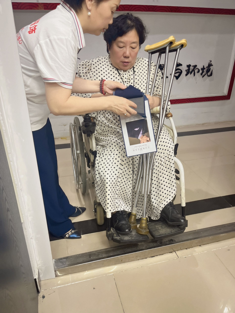 克柔丝服饰王总为华兴变压器讲解西装面料