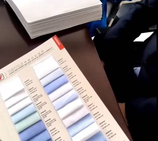 武汉克柔丝团队去某制造业公司送定制职业面料