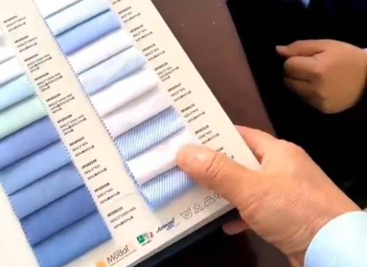 武汉克柔丝团队去某制造业公司送定制职业面料