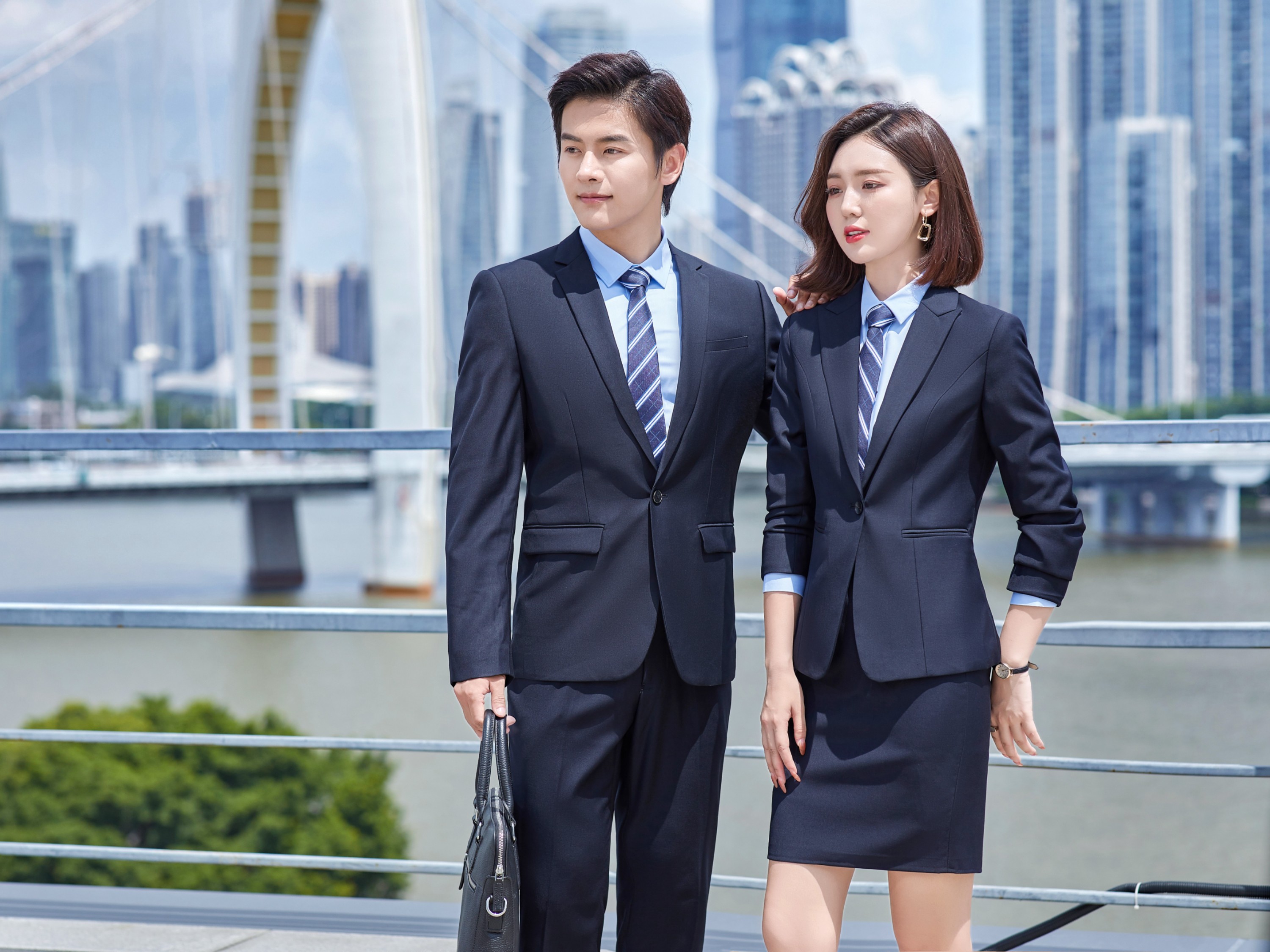 商务西装珠边让职业装更加挺括