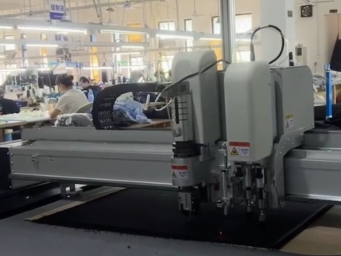 职业装裁床设备加急工作中