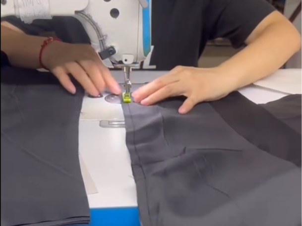 正在制作职业装的生产师傅