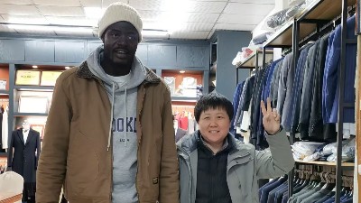 非洲客户Kazeem先生到访工厂：2小时选定<i style='color:red'>西装衬衫</i>，信任从眼见为实开始